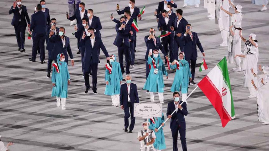 رژه کاروان ایران در افتتاحیه المپیک توکیو با لباس رسمی
