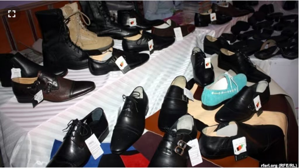 نمونه ای از بوت ها یا کفش های تولیدی در افغانستان