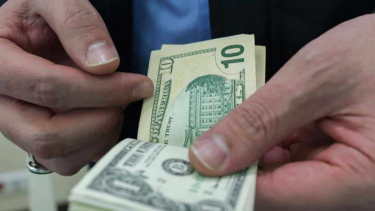 ثبات قیمت دلار خوب است یا بد؟