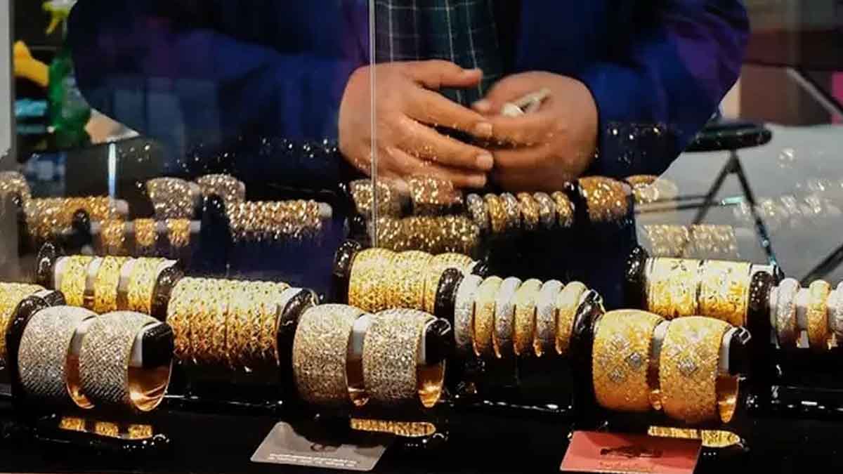 قیمت طلا و سکه ۸ آذر ۱۴۰۲ / تخلیه حباب سکه در بازار بی‌جان طلا